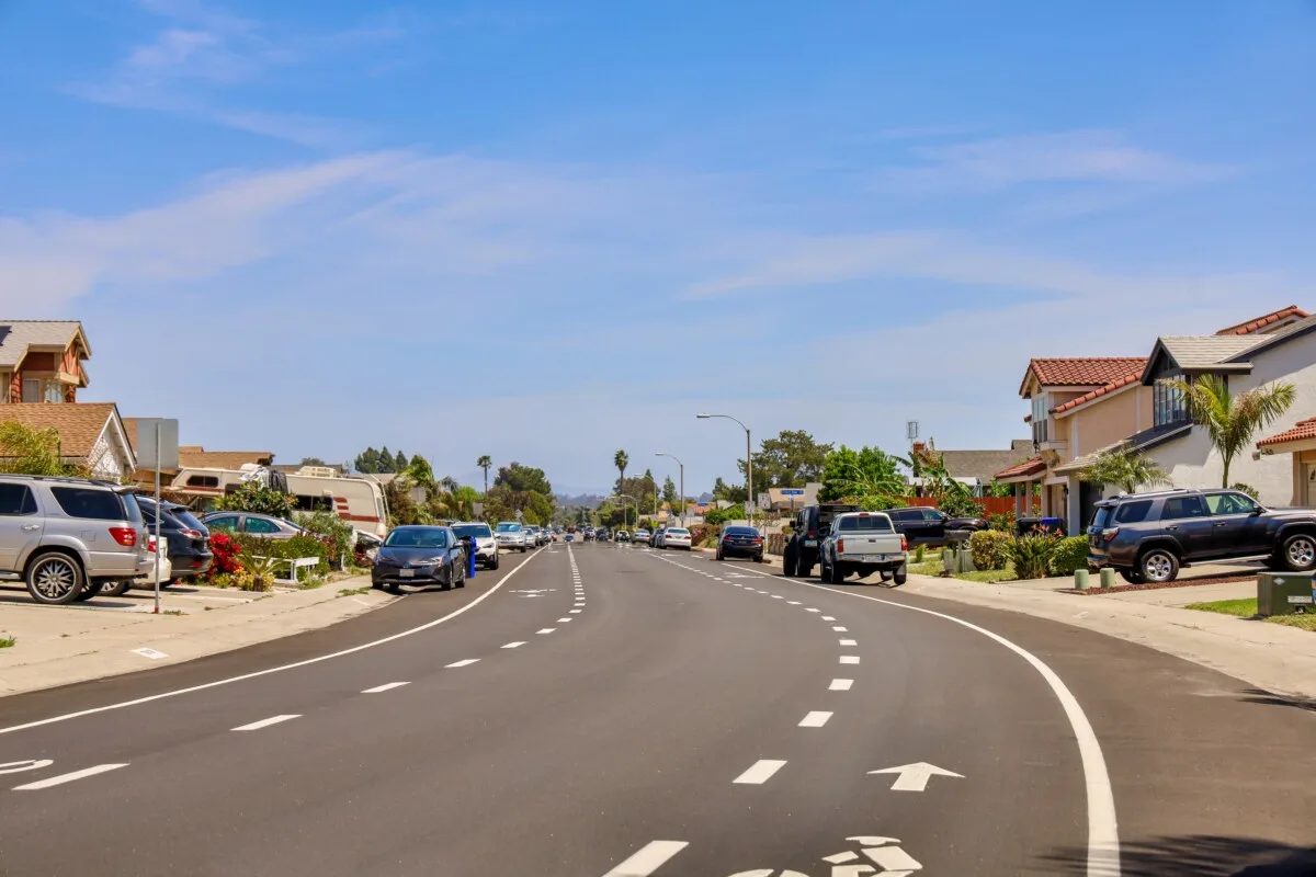 Commercial laundry service in Mira Mesa - smooth tarred road with road marking